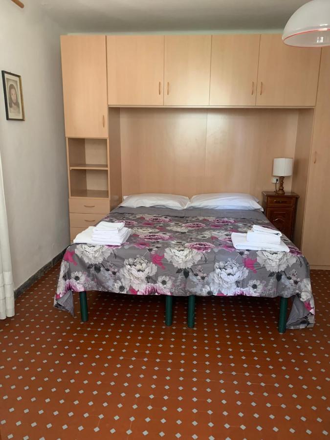 Casa Violetta Bed & Breakfast Marina di Massa Exterior photo