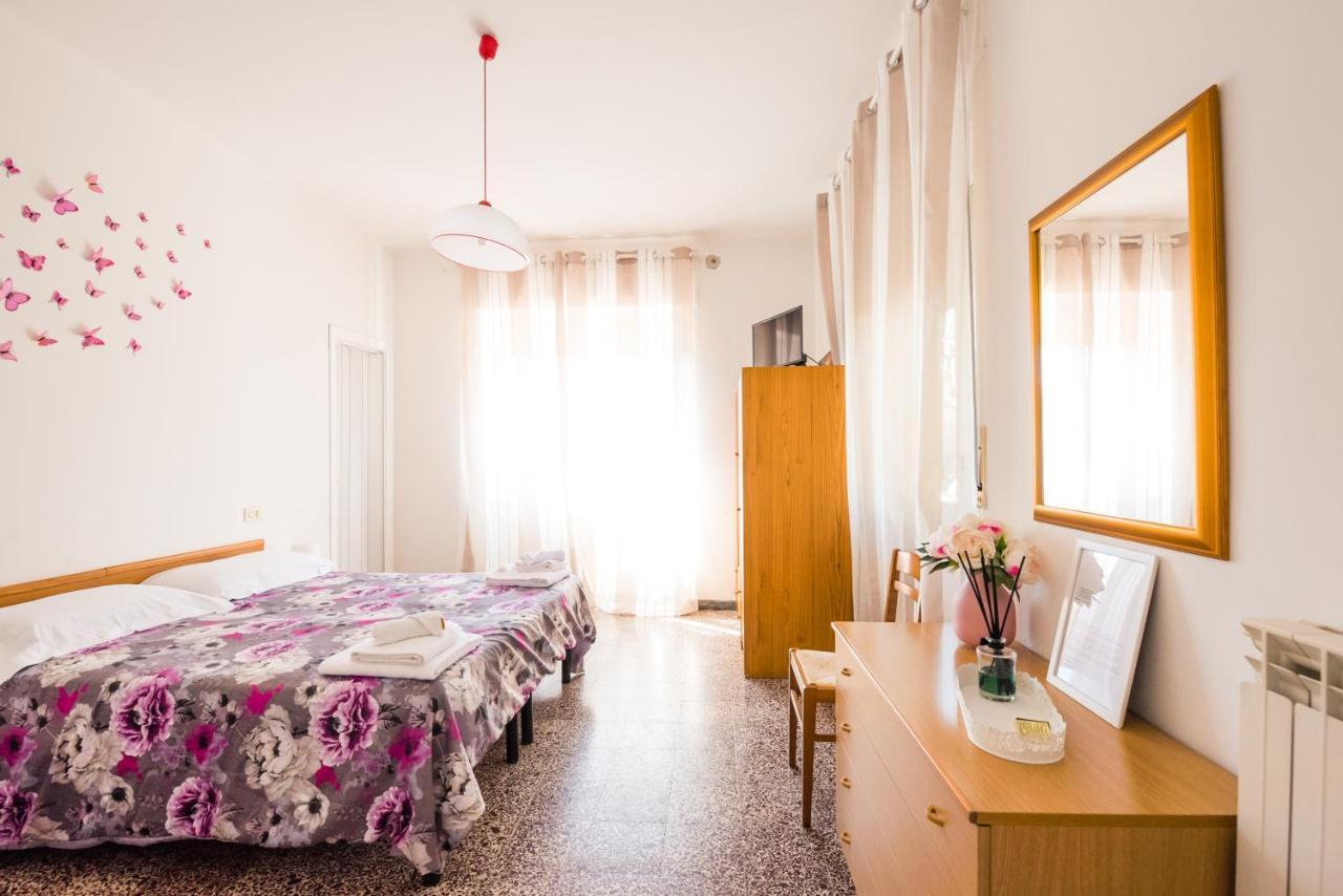 Casa Violetta Bed & Breakfast Marina di Massa Exterior photo