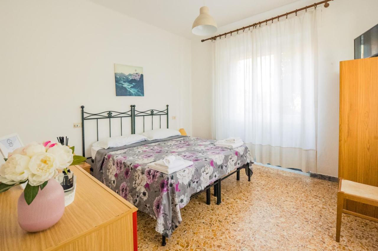 Casa Violetta Bed & Breakfast Marina di Massa Exterior photo