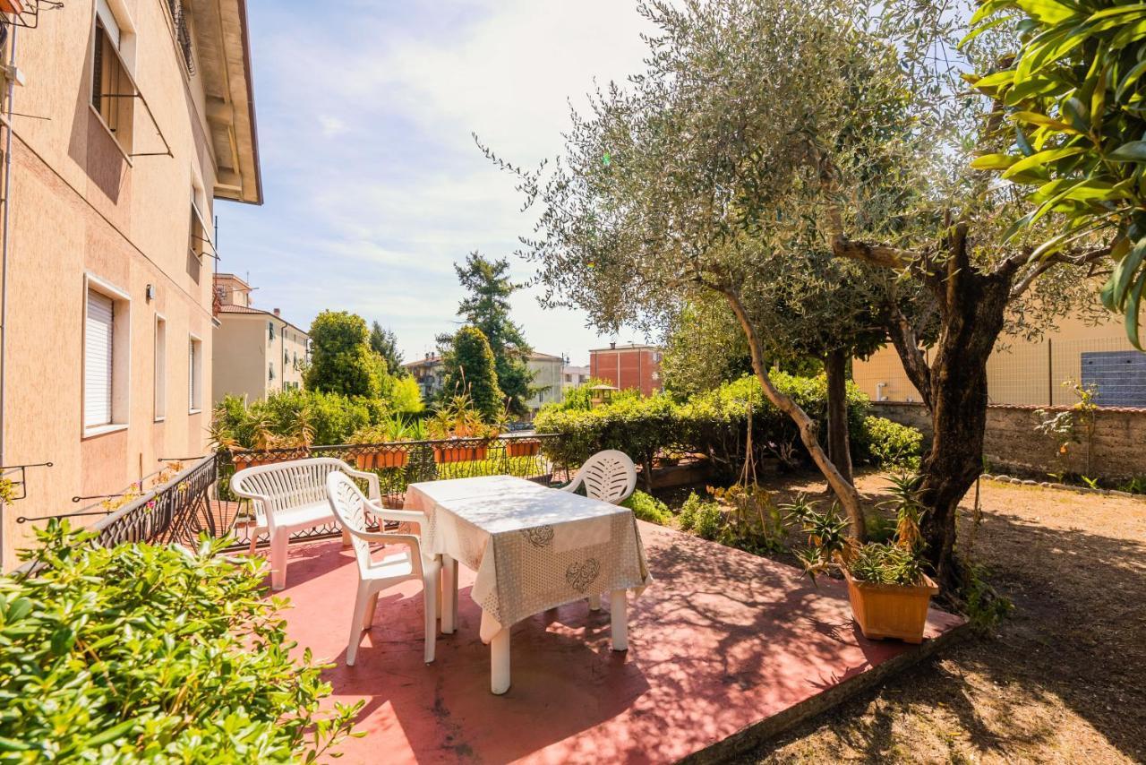 Casa Violetta Bed & Breakfast Marina di Massa Exterior photo