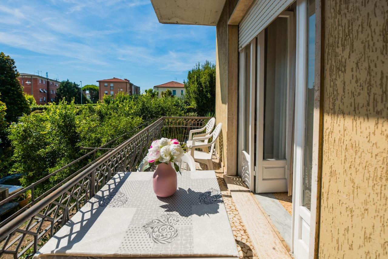 Casa Violetta Bed & Breakfast Marina di Massa Exterior photo
