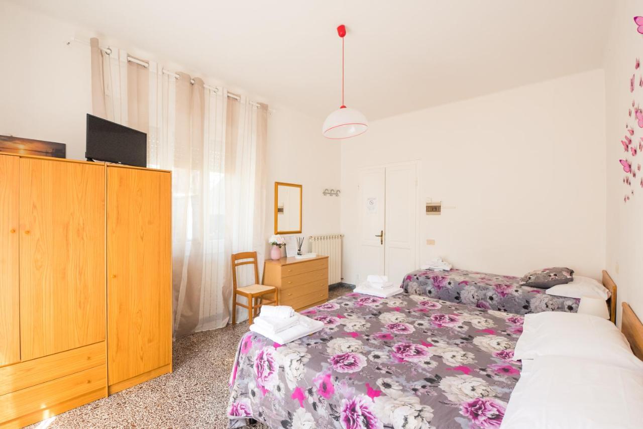 Casa Violetta Bed & Breakfast Marina di Massa Exterior photo