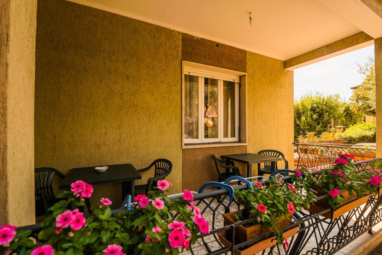 Casa Violetta Bed & Breakfast Marina di Massa Exterior photo